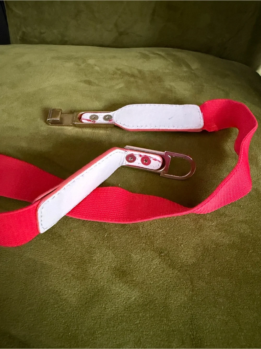 90s Vintage Women’s Elastic & Pleather Red Thin Belt with Gold Clasp Hook Buckle